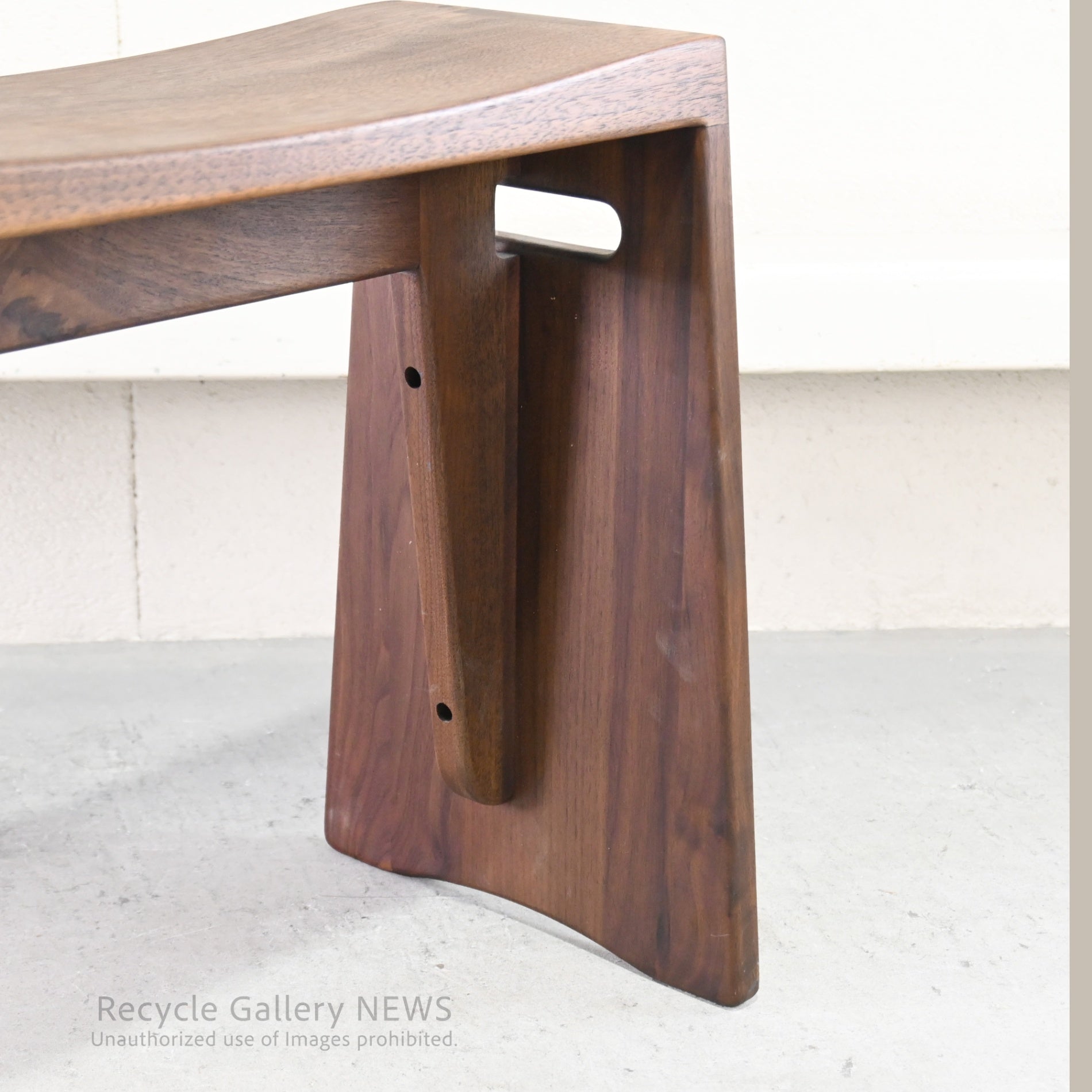 Kuwaya "Ridgeline 48" Solid Wood Multi Stool & Arm Table Japan / 久和屋 リッジライン 48 マルチスツール 日本 ウォールナット ベランダ アームテーブル