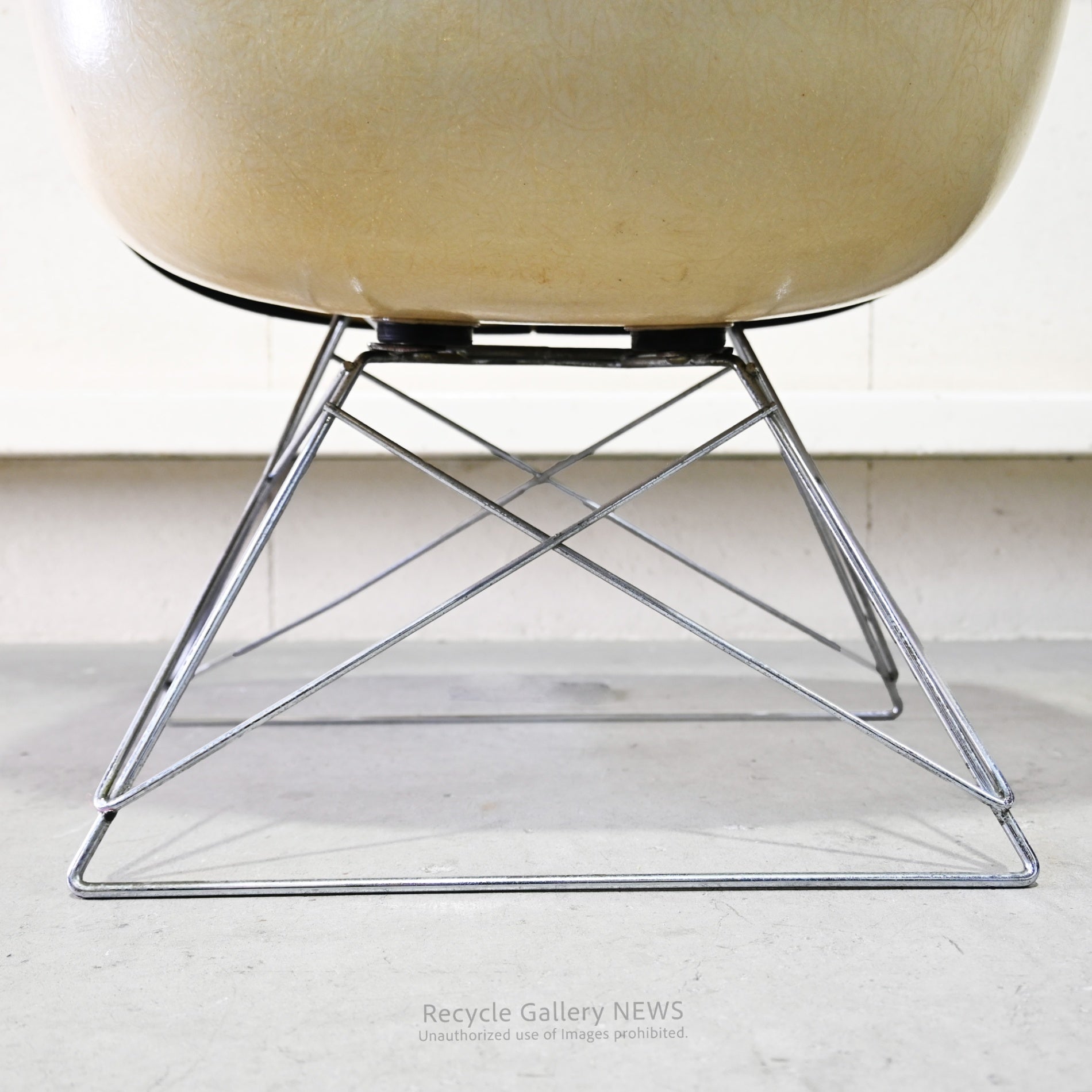 Vintage Herman Miller Eames 1st Generation Arm Shell Chair American Mid Century With Damage / ハーマンミラー イームズ アームシェルチェア 1ｓｔ ﾀﾞﾒｰｼﾞ イームズ夫妻 ミットセンチュリー アメリカ
