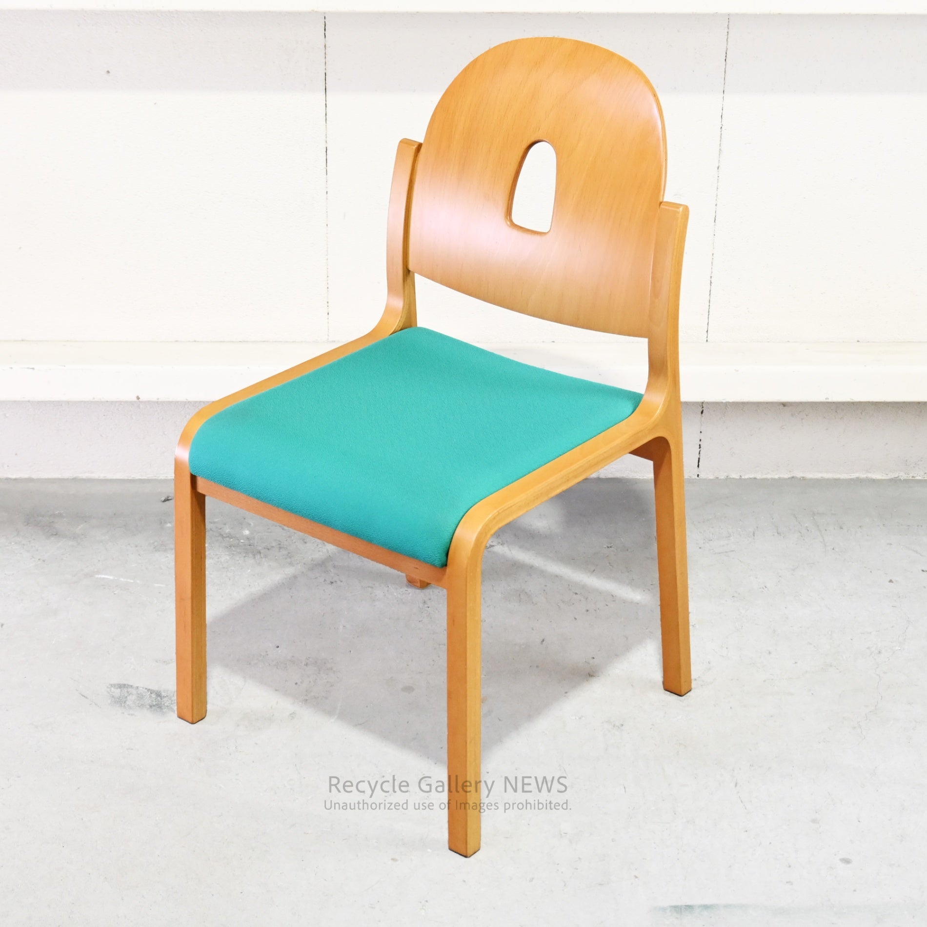 Tendo Mokko Wooden Green fabric Dining Chair with Accent Color Robust Craftsmanship / 天童木工 グリーンファブリック ダイニングチェア 木製 差し色 職人技 堅牢