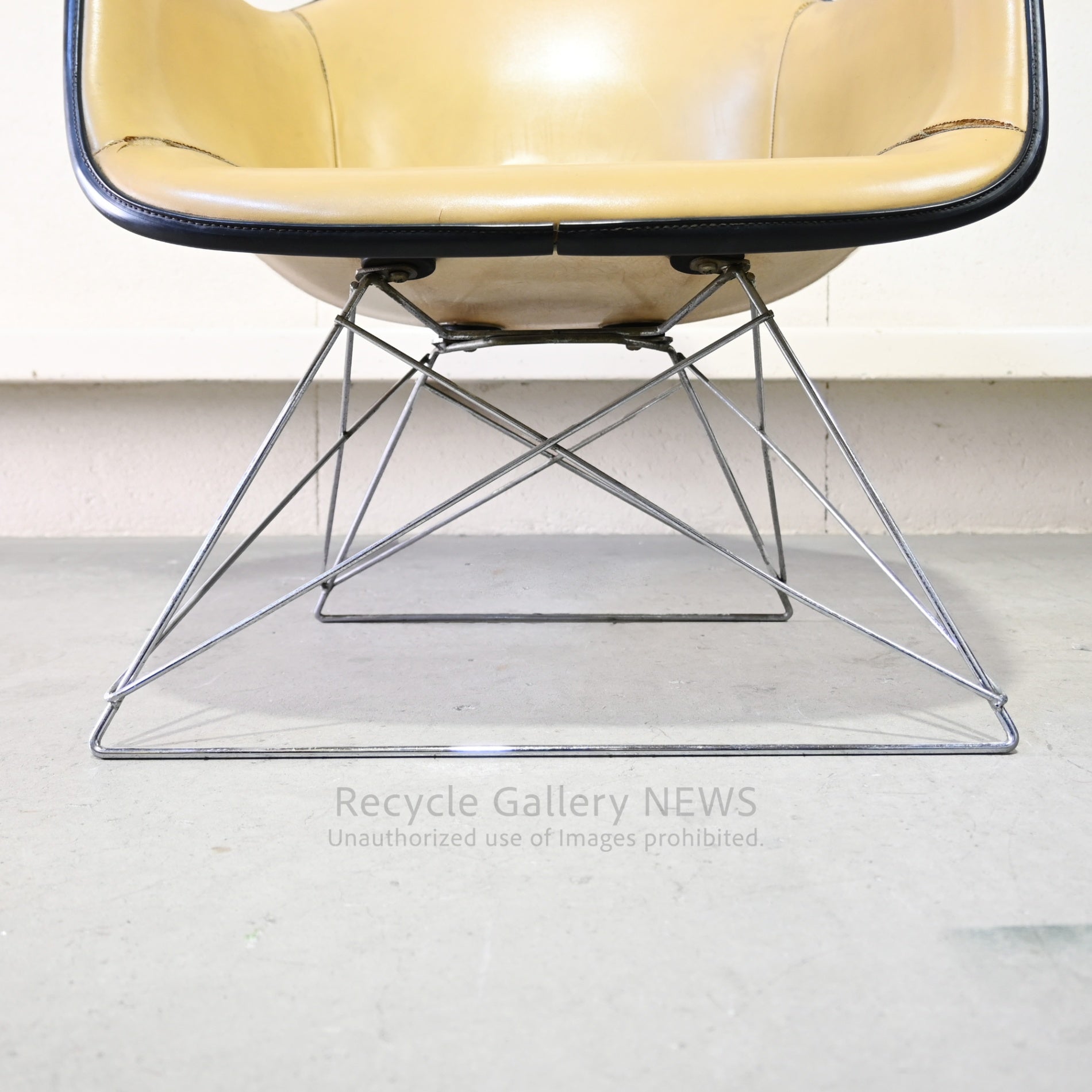Vintage Herman Miller Eames 1st Generation Arm Shell Chair American Mid Century With Damage / ハーマンミラー イームズ アームシェルチェア 1ｓｔ ﾀﾞﾒｰｼﾞ イームズ夫妻 ミットセンチュリー アメリカ