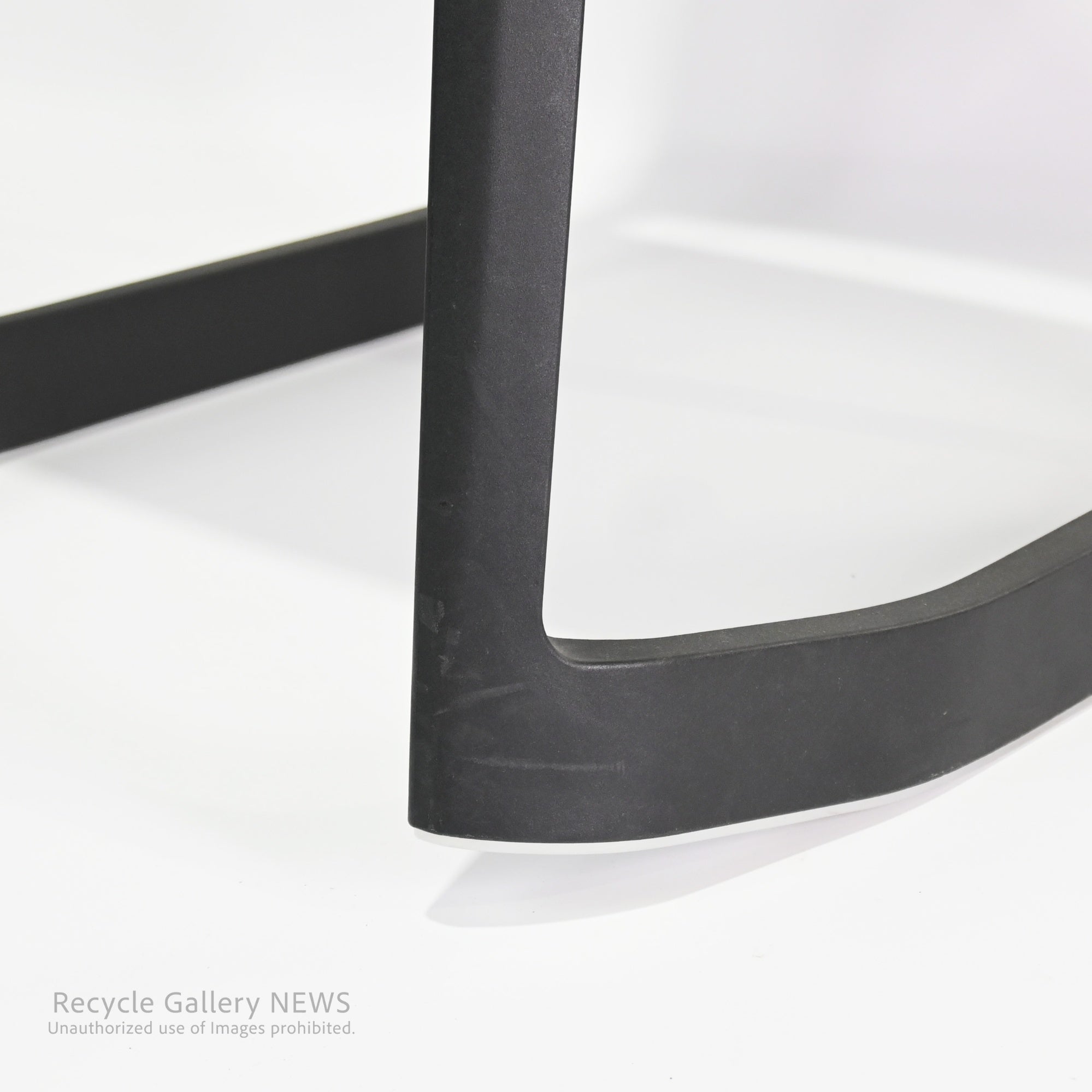 vitra tiptonchair Swiss Product Design by Architects Edward Barber & Jay Osgerby / ヴィトラ ティップ トン チェアー  スイス プロダクトデザイン 建築家 　エドワード・バーバー ジェイ・オズガビー
