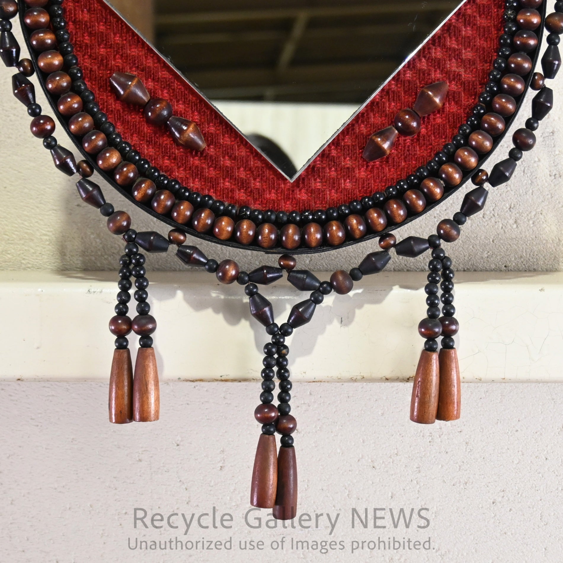 Vintage Wooden Beads Wall Mirror Showa Retro Ethnic Red Black Brown / ヴィンテージ 壁掛け ウッドビーズミラー 八幡山ボウル 昭和レトロ エスニック 赤 黒 茶