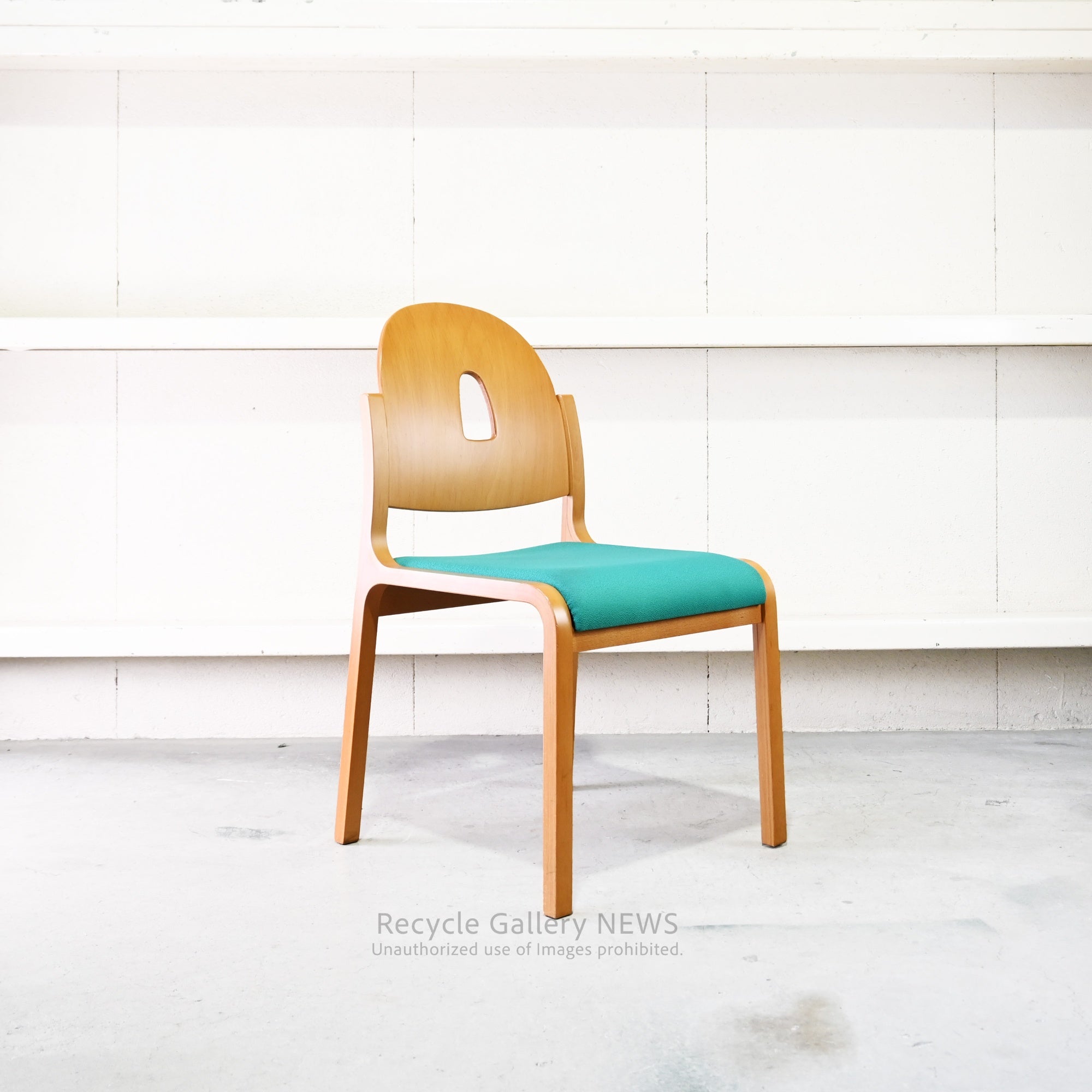 Tendo Mokko Wooden Green fabric Dining Chair with Accent Color Robust Craftsmanship / 天童木工 グリーンファブリック ダイニングチェア 木製 差し色 職人技 堅牢