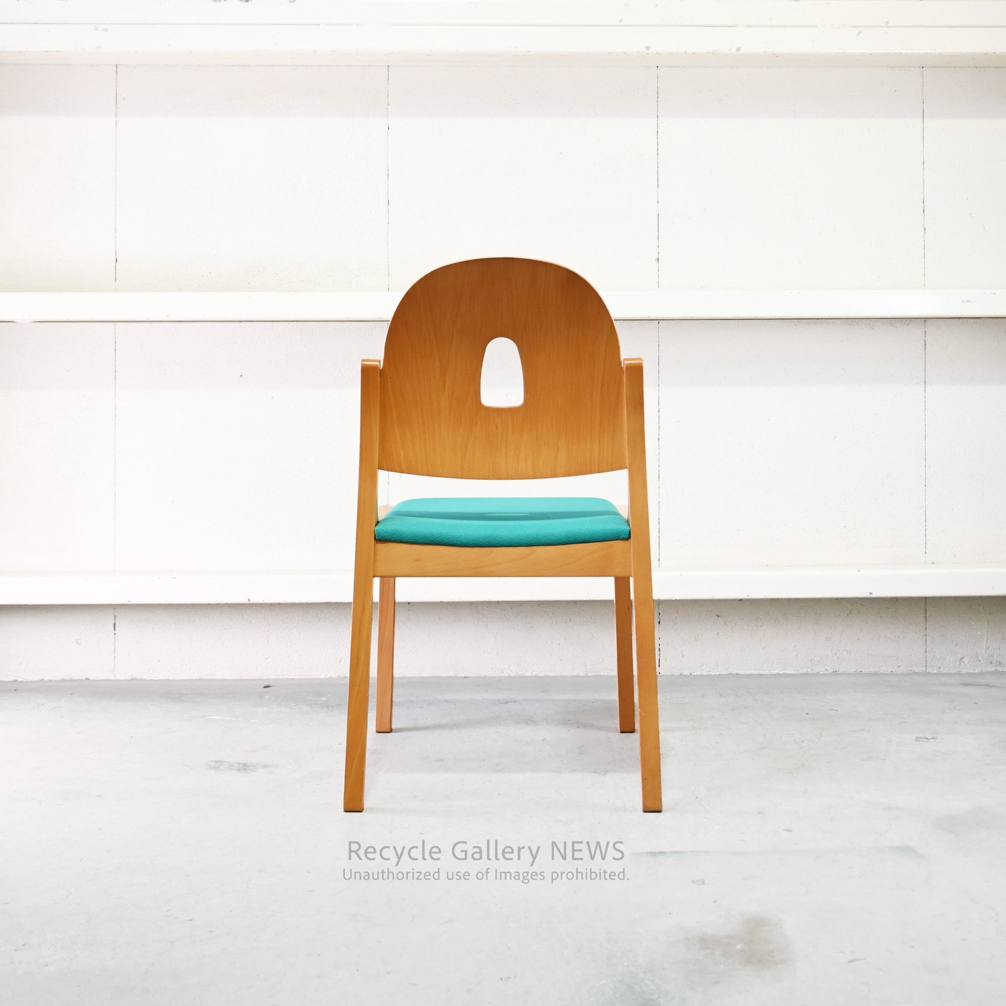 Tendo Mokko Wooden Green fabric Dining Chair with Accent Color Robust Craftsmanship / 天童木工 グリーンファブリック ダイニングチェア 木製 差し色 職人技 堅牢