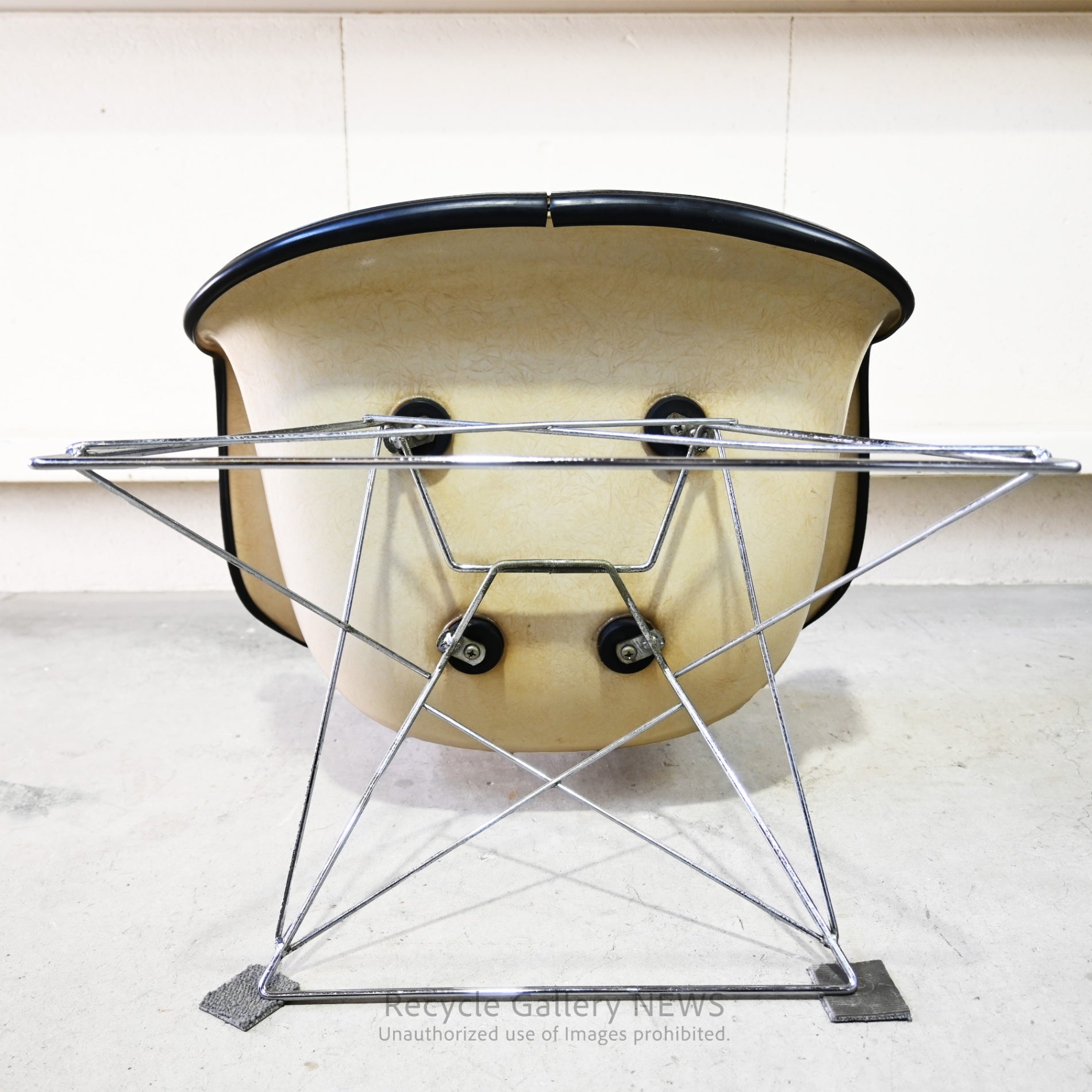 Vintage Herman Miller Eames 1st Generation Arm Shell Chair American Mid Century With Damage / ハーマンミラー イームズ アームシェルチェア 1ｓｔ ﾀﾞﾒｰｼﾞ イームズ夫妻 ミットセンチュリー アメリカ