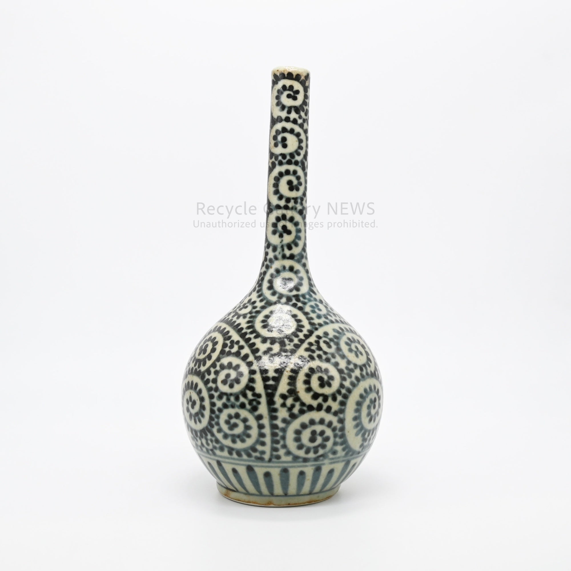 Arita Ware Enzaemon Hand-Painted Long Neck Vase Arabesque Design White Blue Black Japanese Porcelain / 有田焼 円左衛門 蛸唐草 鶴首花瓶 一輪挿し 花器 林勉 染付 白磁 藍 和モダン オリエンタル