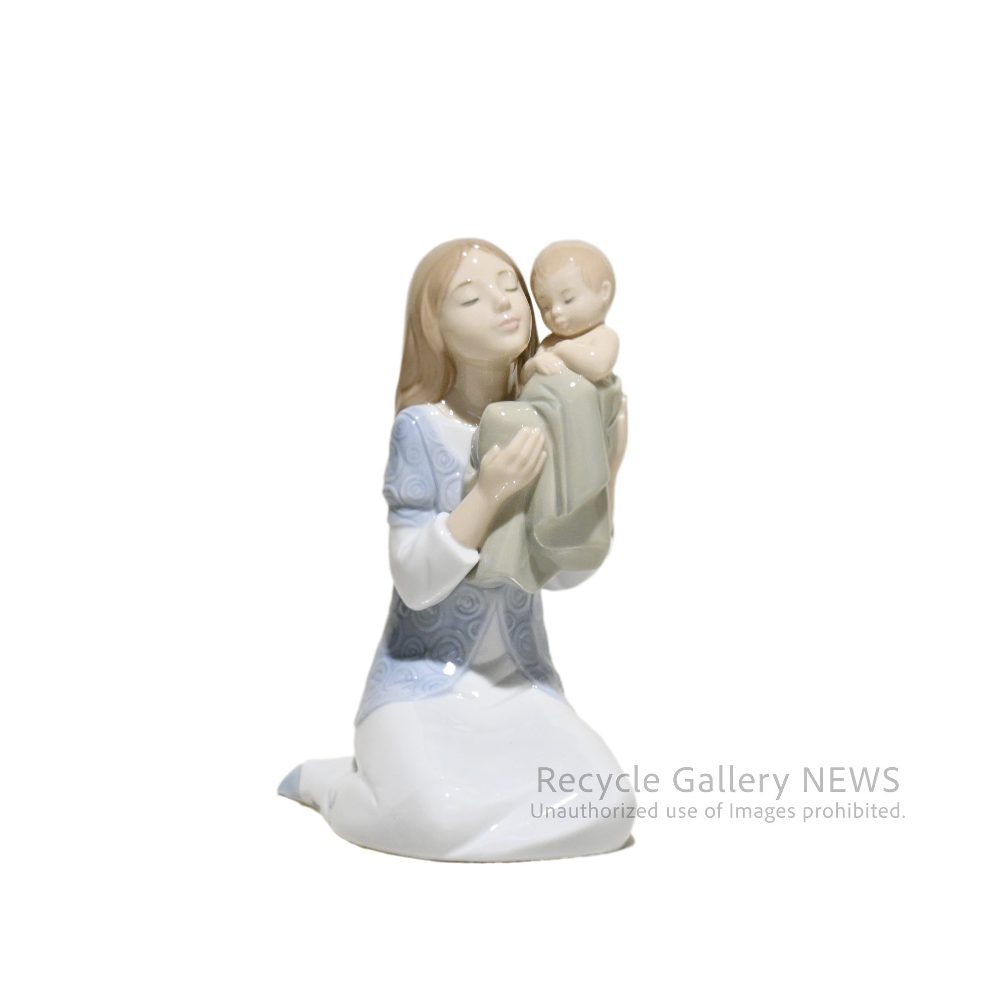 LLADRO リヤドロ 母の抱擁 愛の抱擁 (White) | リヤドロ公式オンライン
